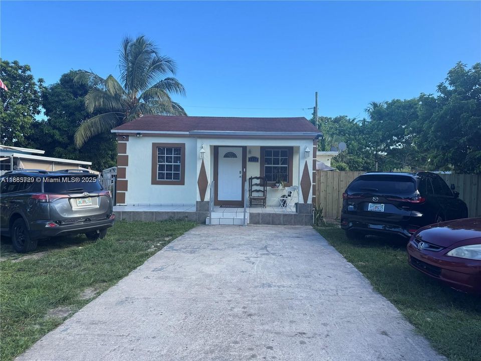 Active With Contract: $2,500 (3 beds, 2 baths, 1027 Square Feet)