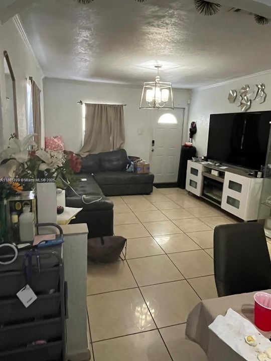 Active With Contract: $2,500 (3 beds, 2 baths, 1027 Square Feet)