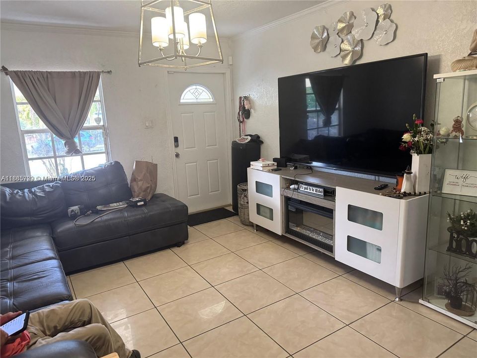 Active With Contract: $2,500 (3 beds, 2 baths, 1027 Square Feet)