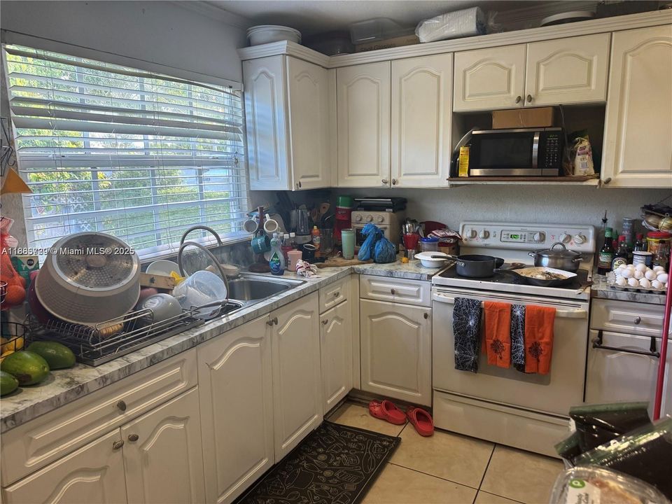 Active With Contract: $2,500 (3 beds, 2 baths, 1027 Square Feet)