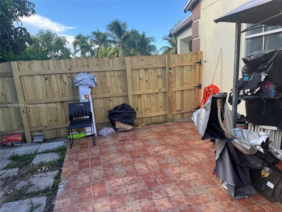 Active With Contract: $2,500 (3 beds, 2 baths, 1027 Square Feet)