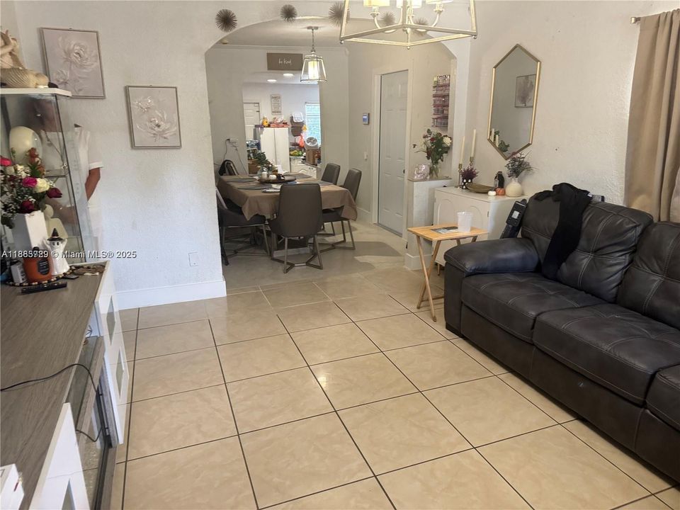 Active With Contract: $2,500 (3 beds, 2 baths, 1027 Square Feet)