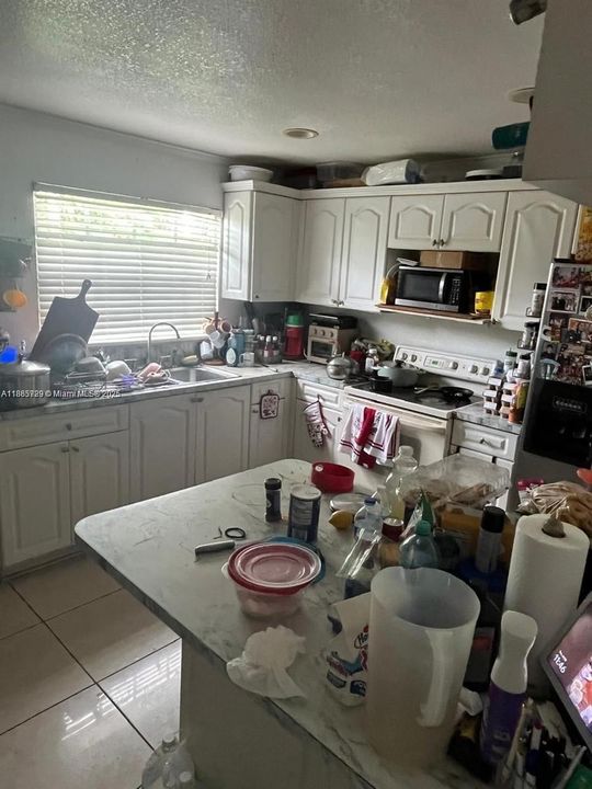 Active With Contract: $2,500 (3 beds, 2 baths, 1027 Square Feet)