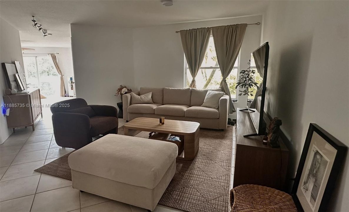 Activo con contrato: $3,390 (3 camas, 2 baños, 1744 Pies cuadrados)