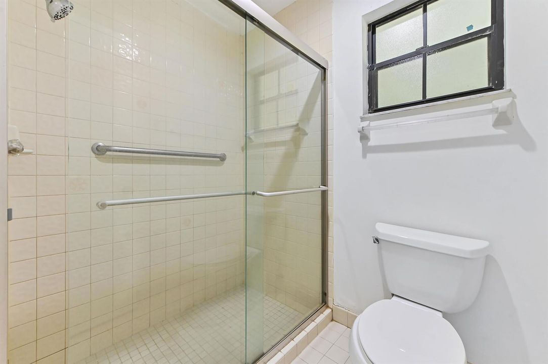 23 Bathroom 02