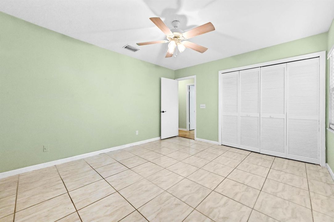 17 Bedroom 02