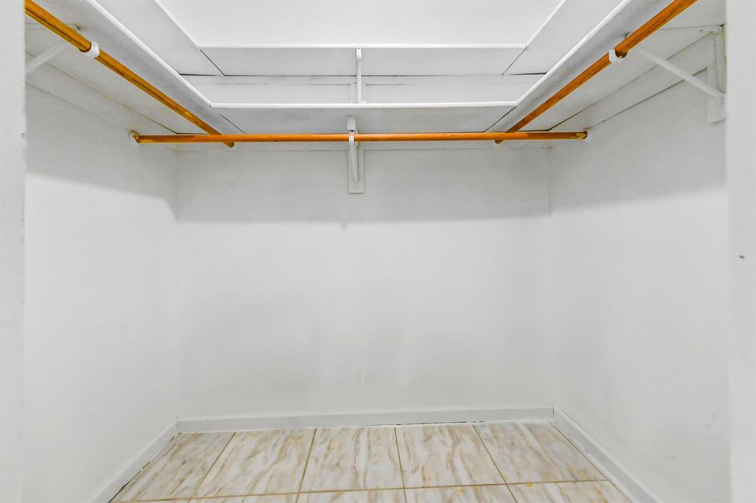 24 closet 01