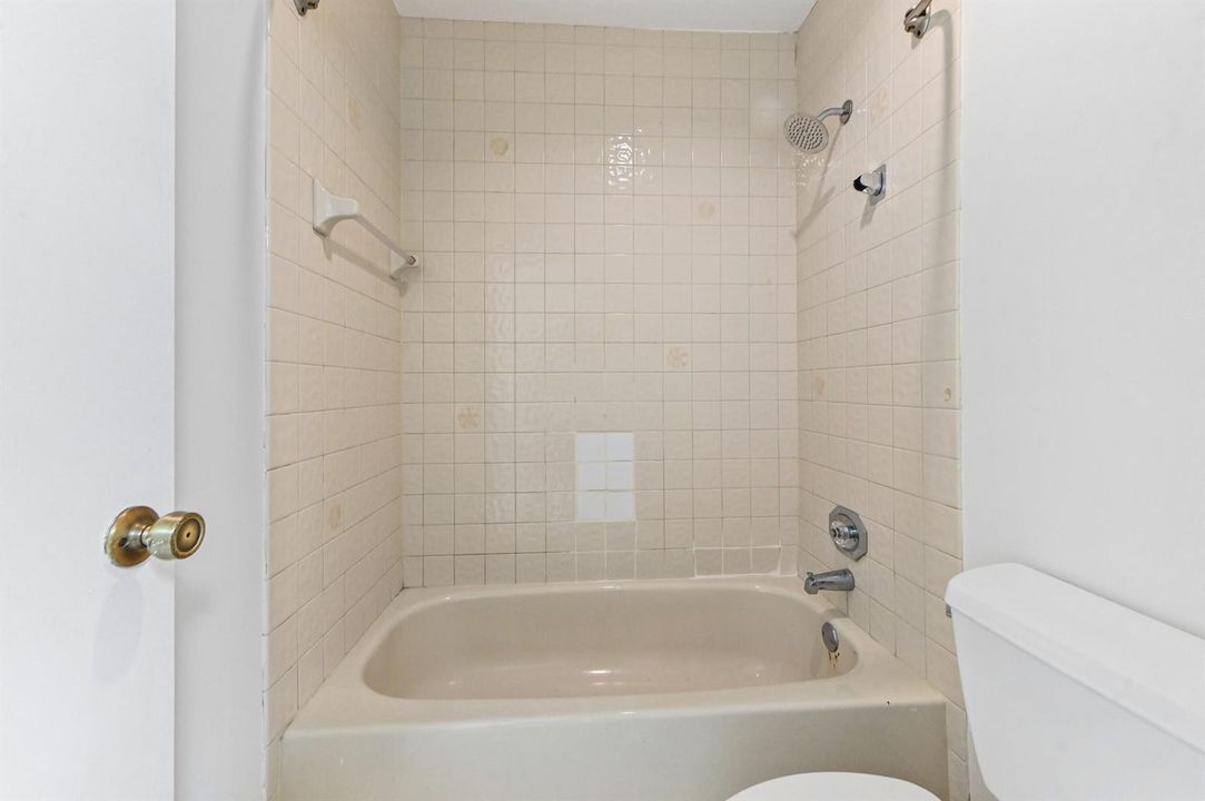 19 Bathroom 02