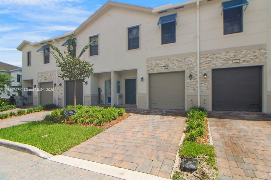 最近租的: $3,300 (3 贝兹, 2 浴室, 1597 平方英尺)