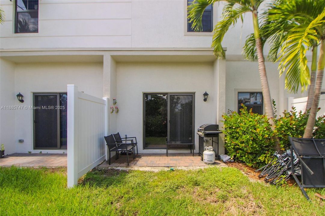 最近租的: $3,300 (3 贝兹, 2 浴室, 1597 平方英尺)