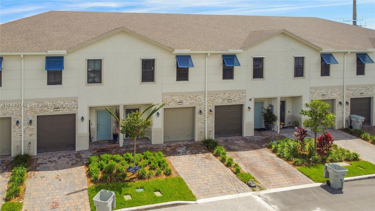 最近租的: $3,300 (3 贝兹, 2 浴室, 1597 平方英尺)