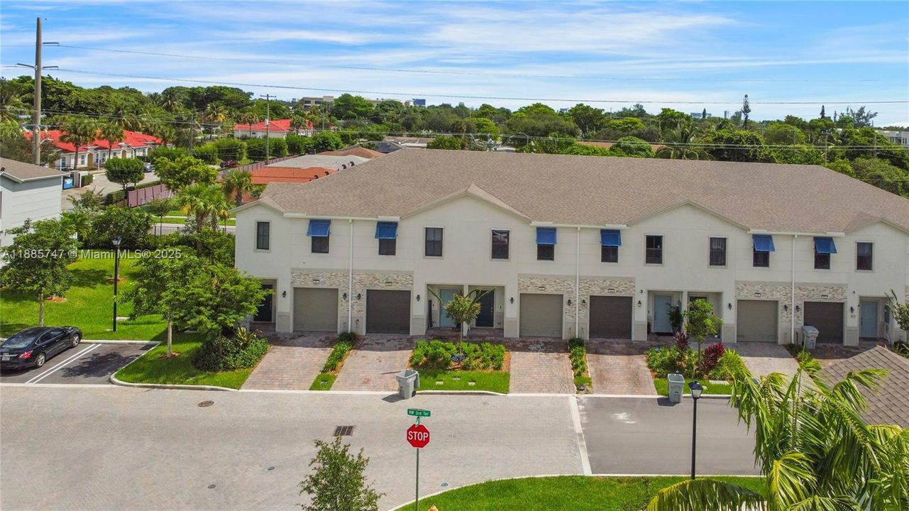 最近租的: $3,300 (3 贝兹, 2 浴室, 1597 平方英尺)