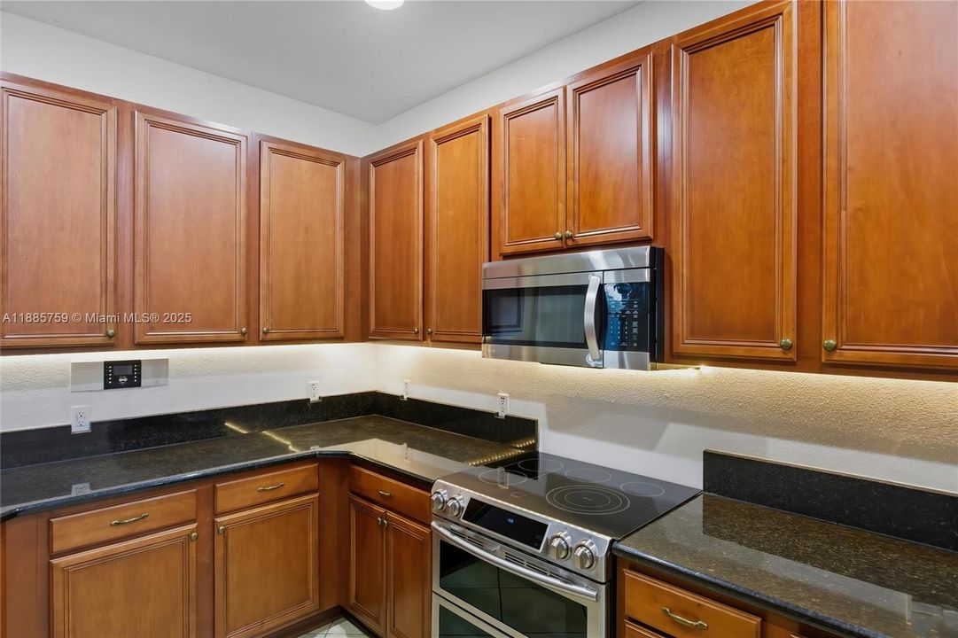 На продажу: $389,000 (4 спален, 2 ванн, 3314 Квадратных фут)