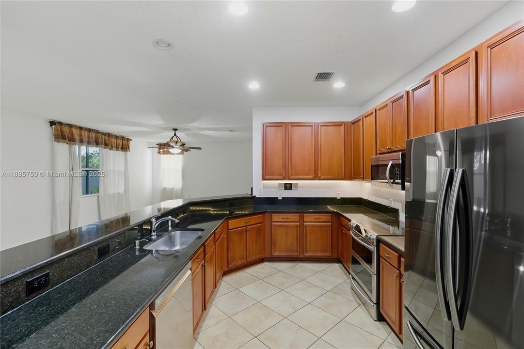 На продажу: $389,000 (4 спален, 2 ванн, 3314 Квадратных фут)