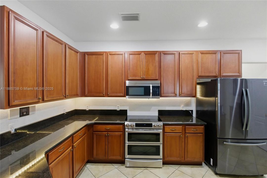 На продажу: $389,000 (4 спален, 2 ванн, 3314 Квадратных фут)