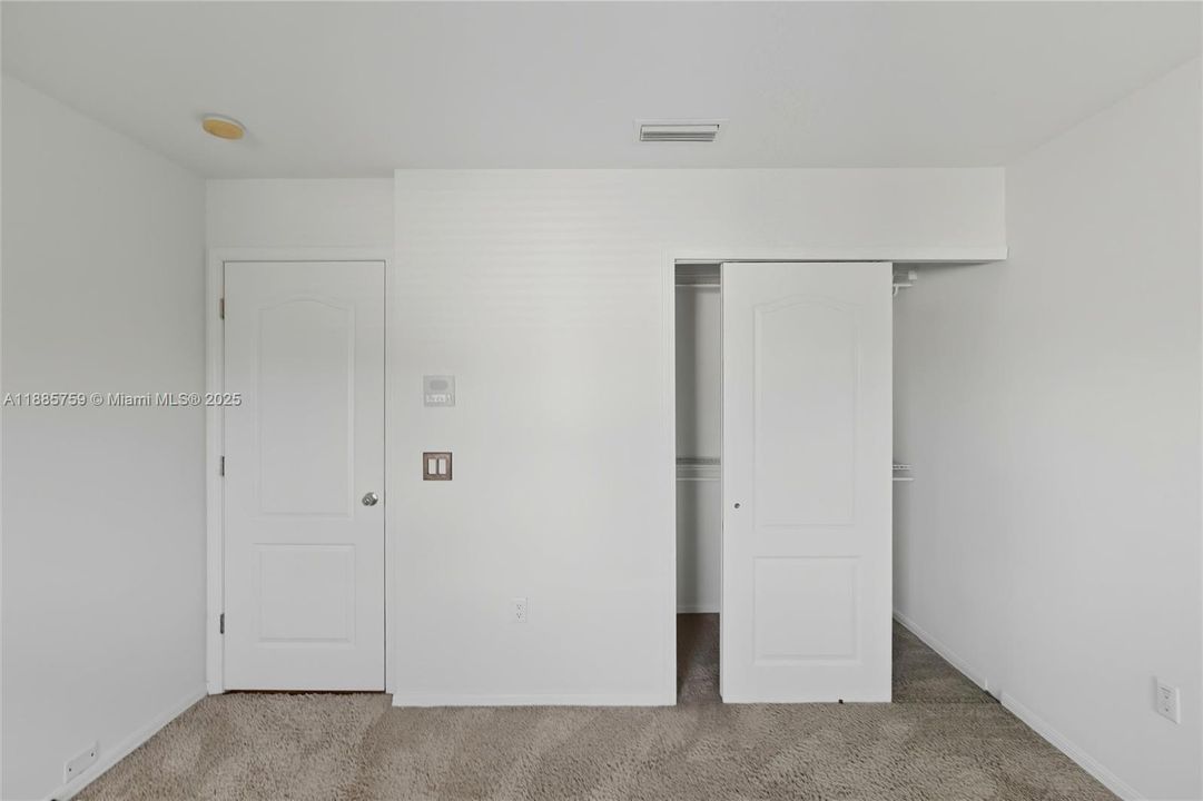 На продажу: $389,000 (4 спален, 2 ванн, 3314 Квадратных фут)