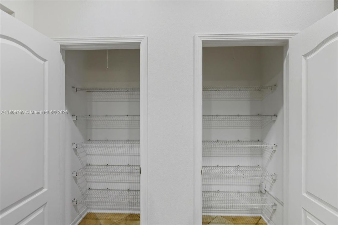 На продажу: $389,000 (4 спален, 2 ванн, 3314 Квадратных фут)