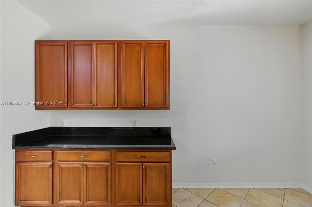 На продажу: $389,000 (4 спален, 2 ванн, 3314 Квадратных фут)