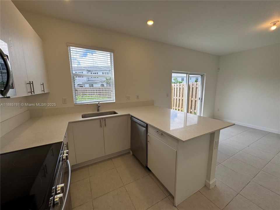 Недавно арендовано: $2,349 (3 спален, 2 ванн, 1483 Квадратных фут)