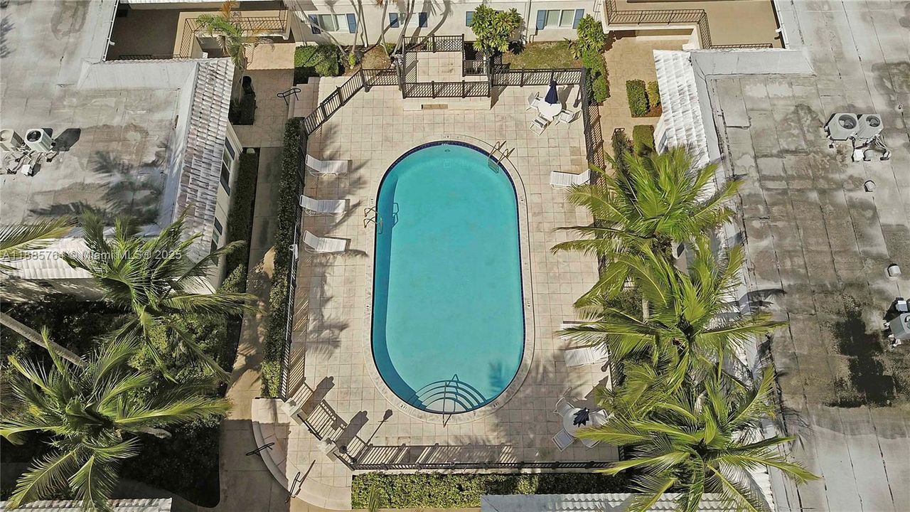 На продажу: $375,000 (2 спален, 1 ванн, 805 Квадратных фут)