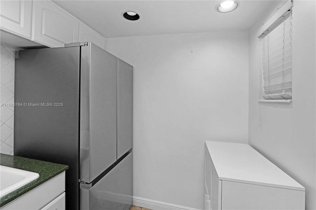 На продажу: $375,000 (2 спален, 1 ванн, 805 Квадратных фут)