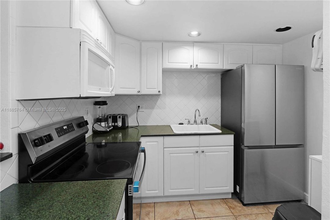 На продажу: $375,000 (2 спален, 1 ванн, 805 Квадратных фут)