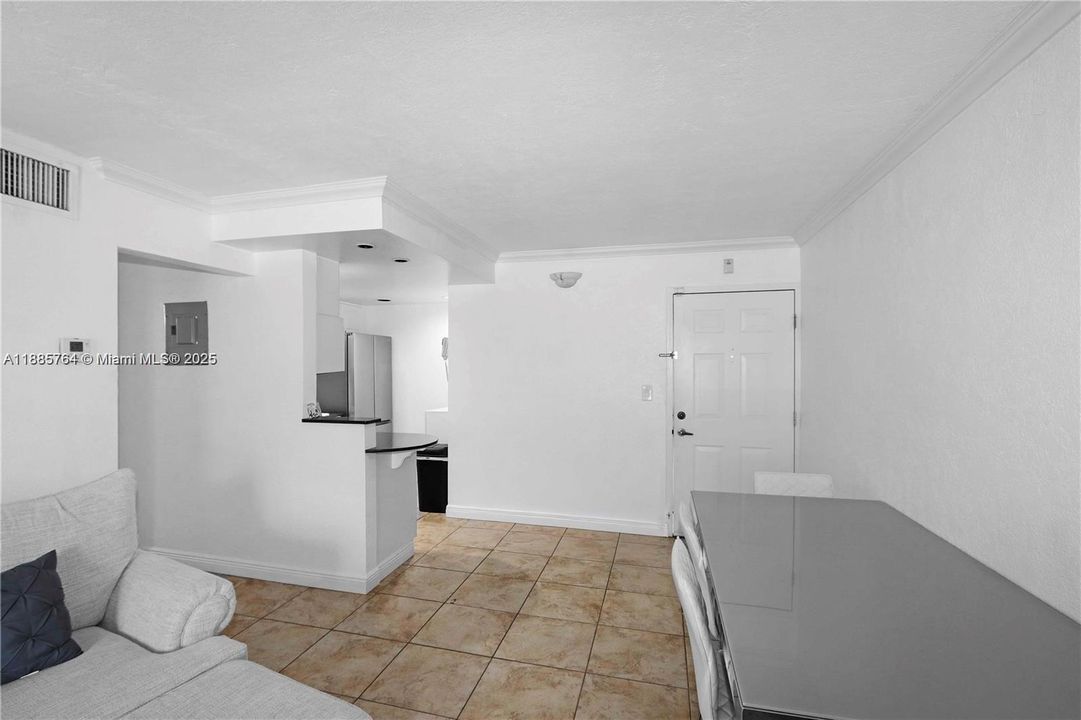 На продажу: $375,000 (2 спален, 1 ванн, 805 Квадратных фут)