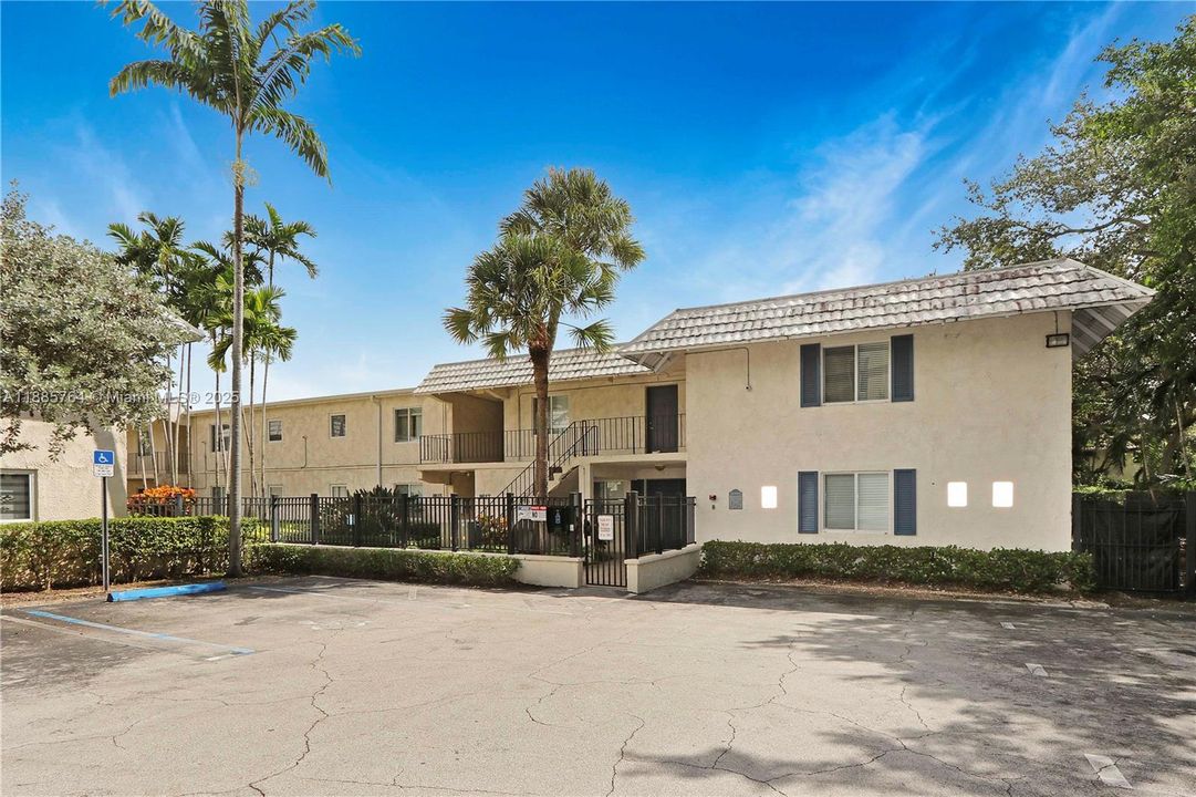 На продажу: $375,000 (2 спален, 1 ванн, 805 Квадратных фут)