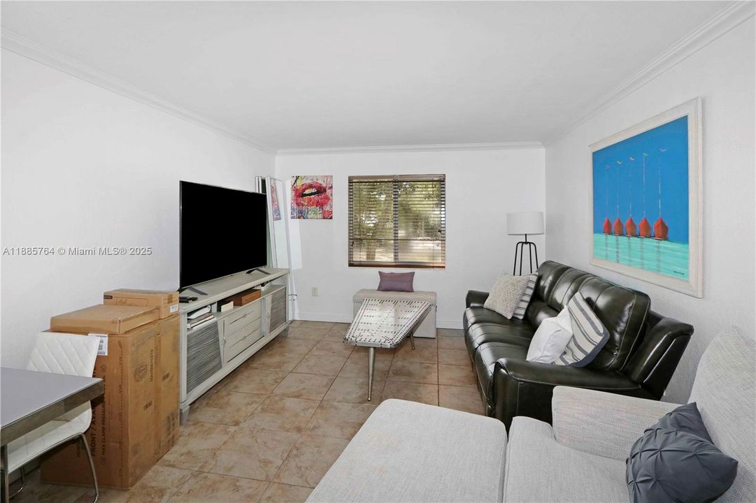 На продажу: $375,000 (2 спален, 1 ванн, 805 Квадратных фут)