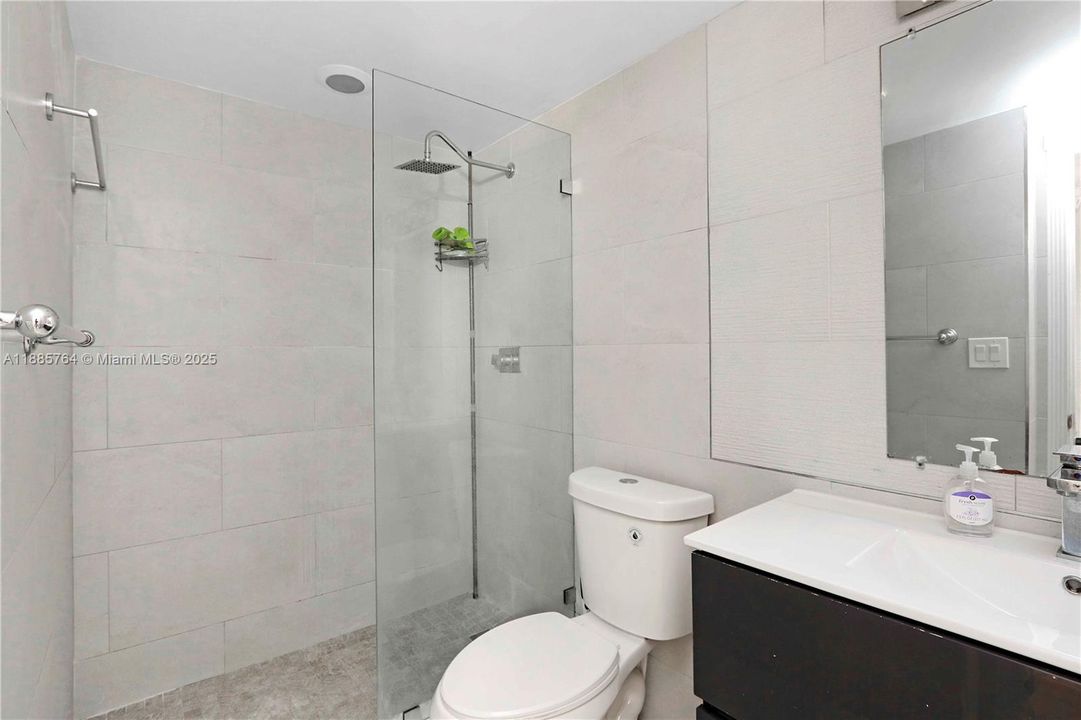 На продажу: $375,000 (2 спален, 1 ванн, 805 Квадратных фут)