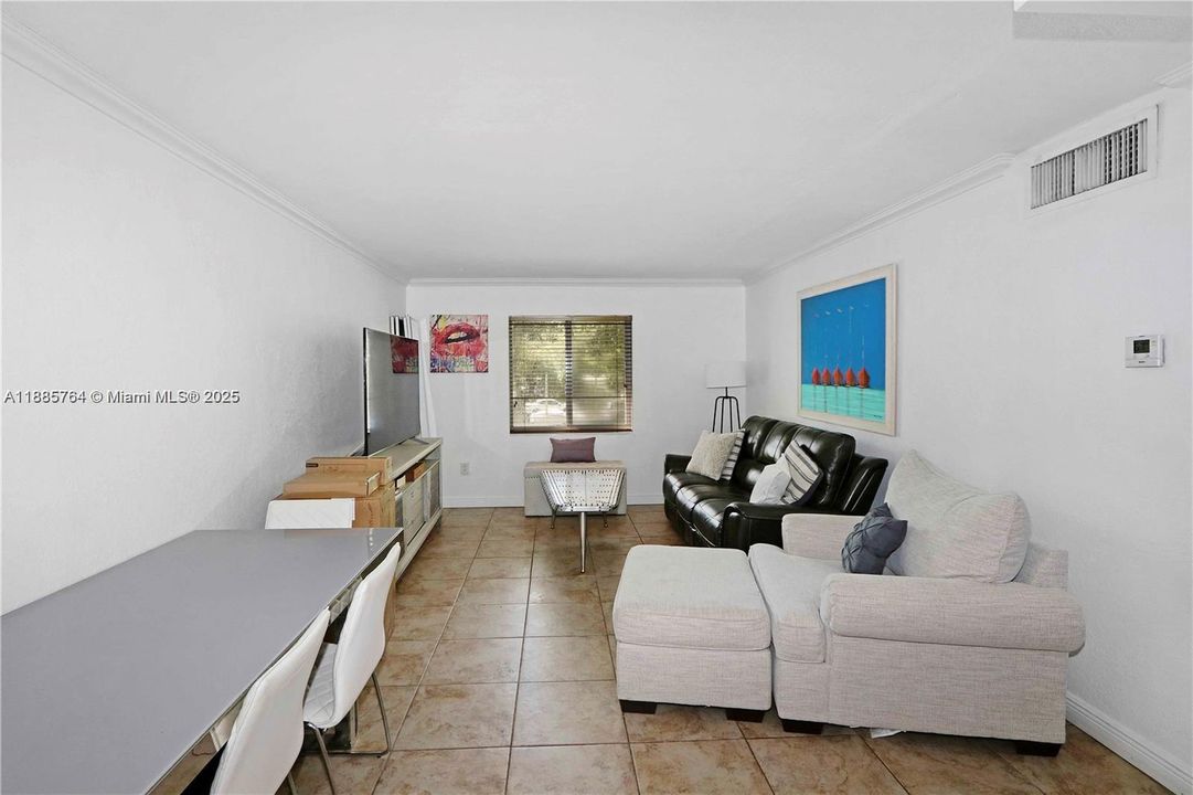 На продажу: $375,000 (2 спален, 1 ванн, 805 Квадратных фут)