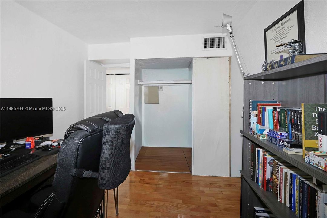 На продажу: $375,000 (2 спален, 1 ванн, 805 Квадратных фут)