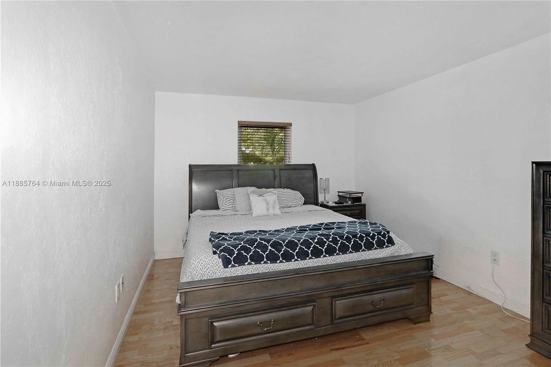 На продажу: $375,000 (2 спален, 1 ванн, 805 Квадратных фут)