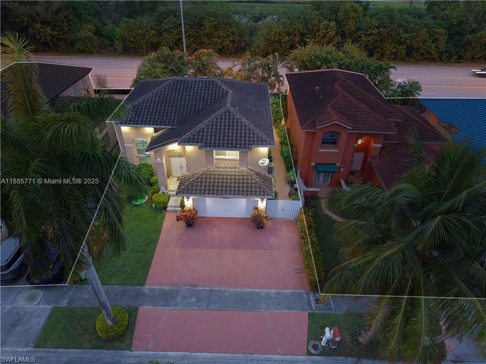 Activo con contrato: $719,000 (3 camas, 2 baños, 2251 Pies cuadrados)