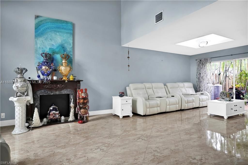 Activo con contrato: $719,000 (3 camas, 2 baños, 2251 Pies cuadrados)