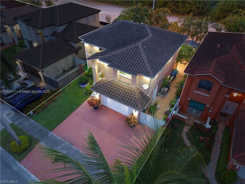 Activo con contrato: $719,000 (3 camas, 2 baños, 2251 Pies cuadrados)