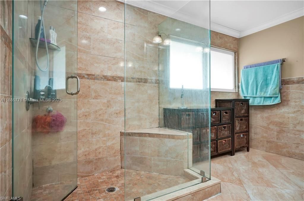 Activo con contrato: $719,000 (3 camas, 2 baños, 2251 Pies cuadrados)