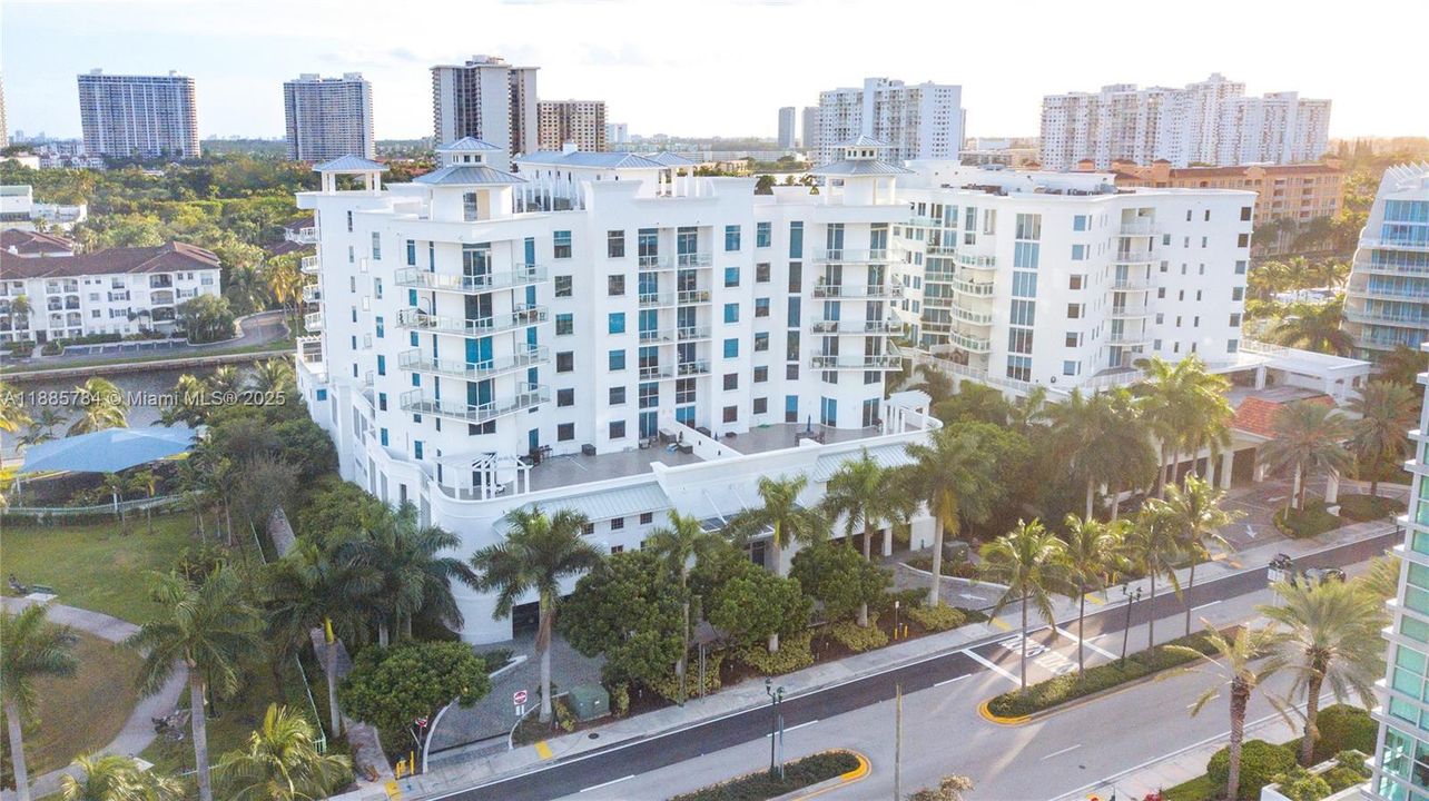 En Venta: $1,100,000 (4 camas, 4 baños, 3270 Pies cuadrados)