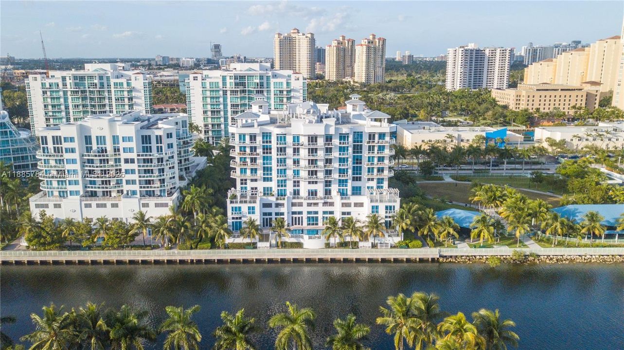 En Venta: $1,100,000 (4 camas, 4 baños, 3270 Pies cuadrados)