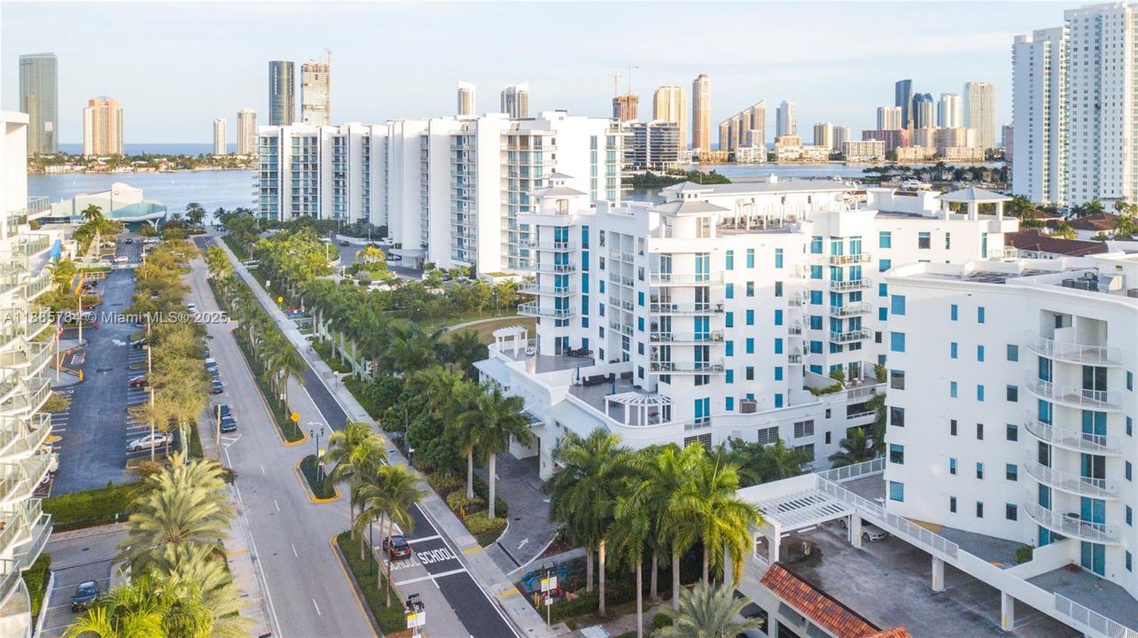 En Venta: $1,100,000 (4 camas, 4 baños, 3270 Pies cuadrados)