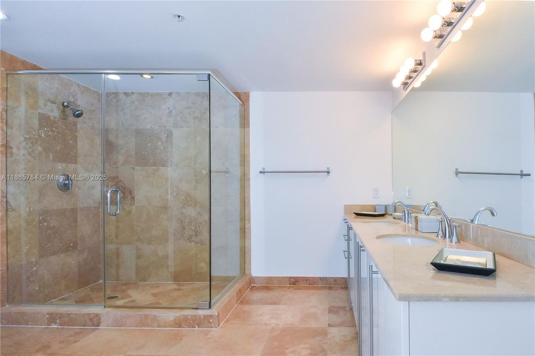 En Venta: $1,100,000 (4 camas, 4 baños, 3270 Pies cuadrados)