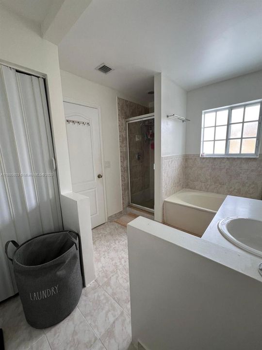 Active With Contract: $3,000 (3 beds, 2 baths, 1762 Square Feet)