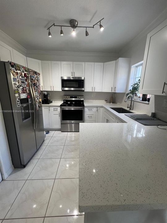 Active With Contract: $3,000 (3 beds, 2 baths, 1762 Square Feet)