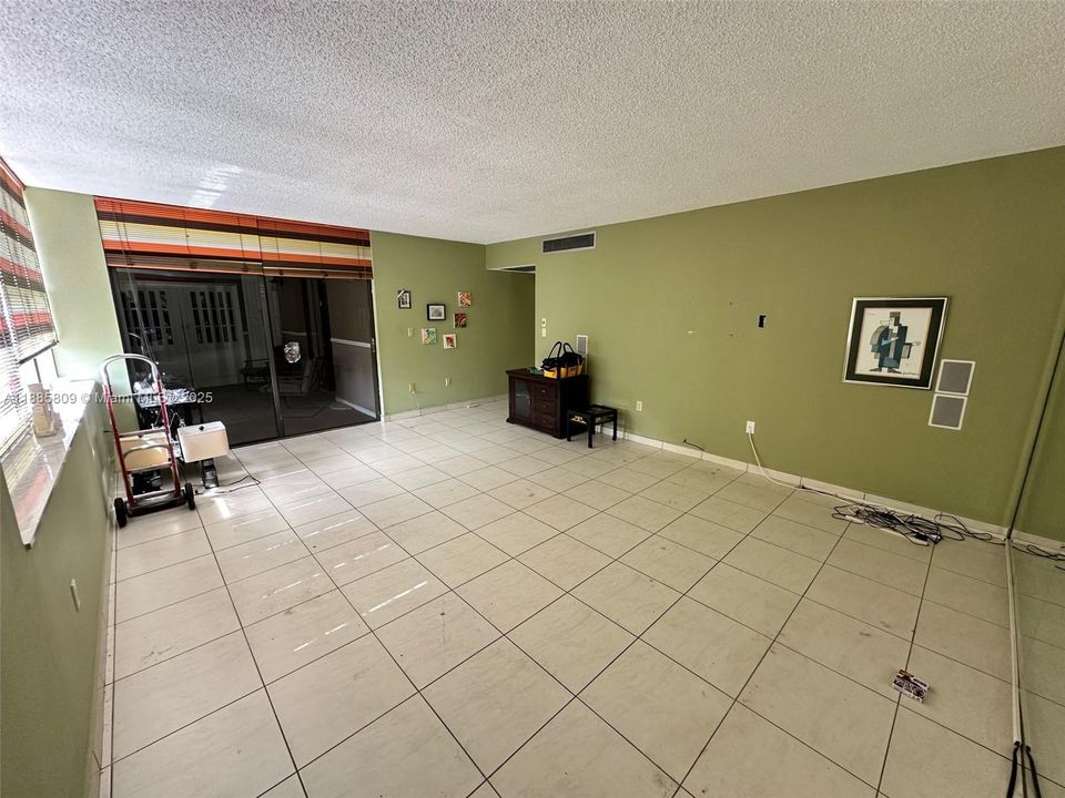 En Venta: $279,000 (3 camas, 2 baños, 1330 Pies cuadrados)