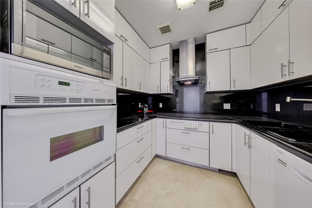 For Sale: $1,450,000 (2 beds, 2 baths, 1490 Square Feet)