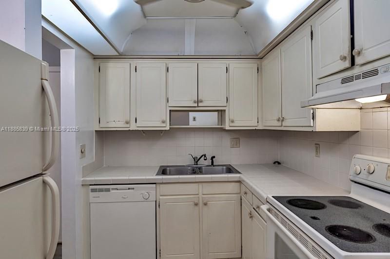 Recently Rented: $1,750 (2 beds, 2 baths, 1100 Square Feet)