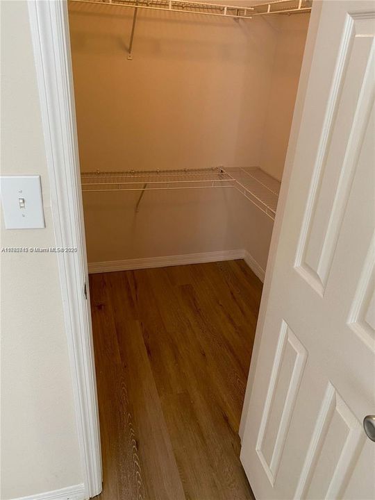 Master Bed Walking Closet