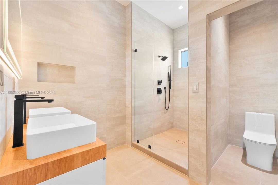 最近售出: $1,800,000 (4 贝兹, 4 浴室, 2309 平方英尺)