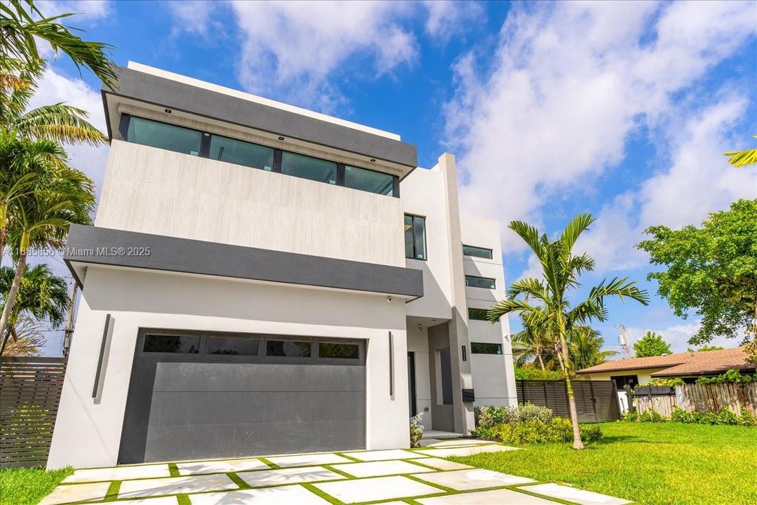 最近售出: $1,800,000 (4 贝兹, 4 浴室, 2309 平方英尺)