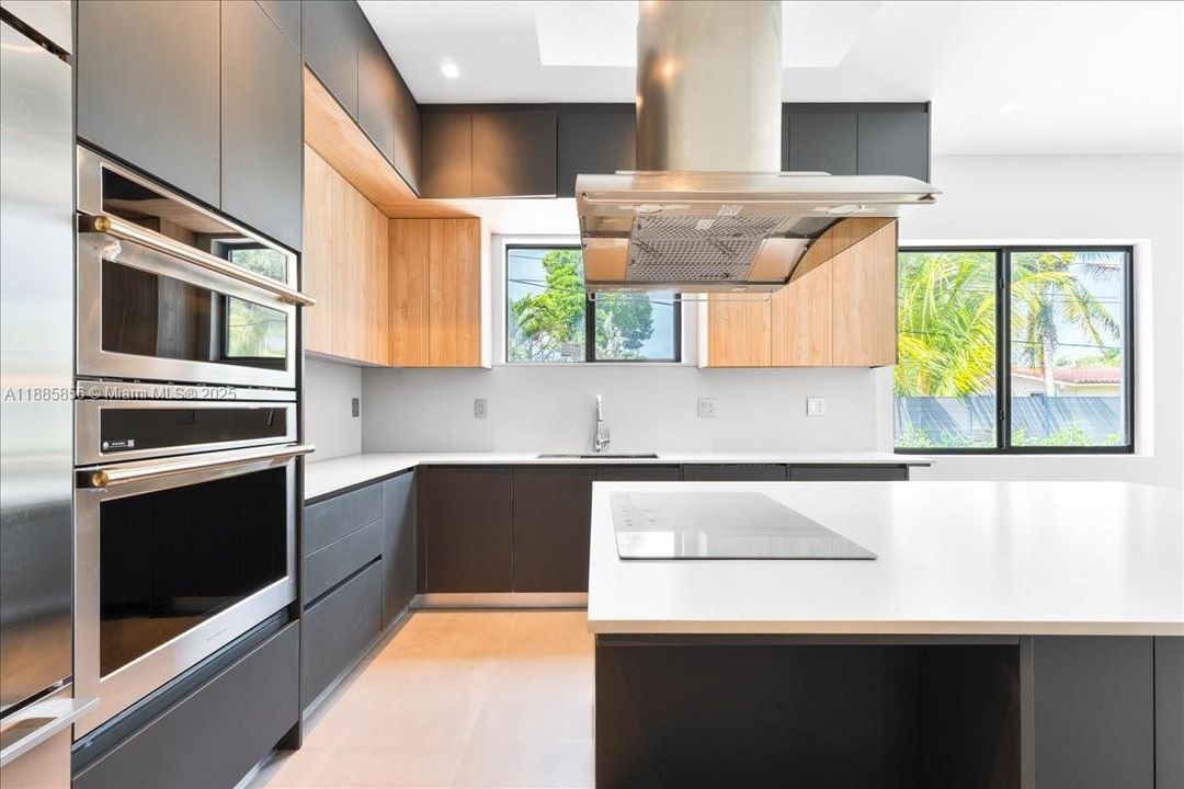 最近售出: $1,800,000 (4 贝兹, 4 浴室, 2309 平方英尺)